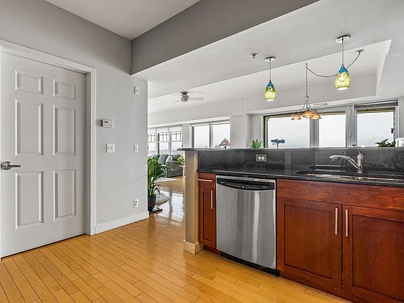 5th image of 550 Pleasant St Suite 405