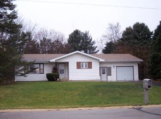 806 S Main St, Leaf River, IL 61047