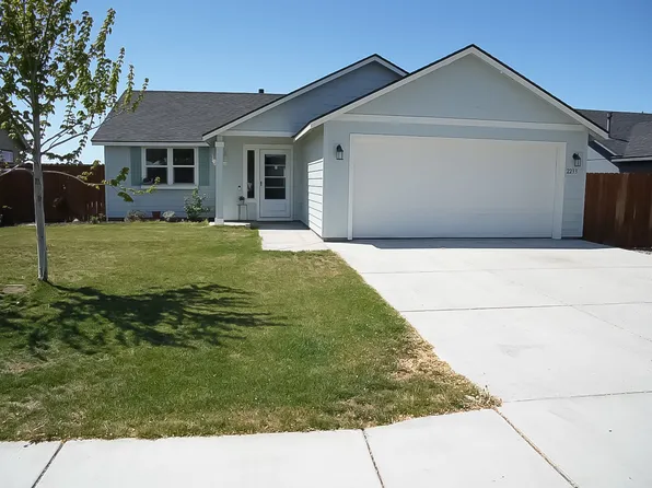 2233 NE 3rd St, Redmond, OR 97756