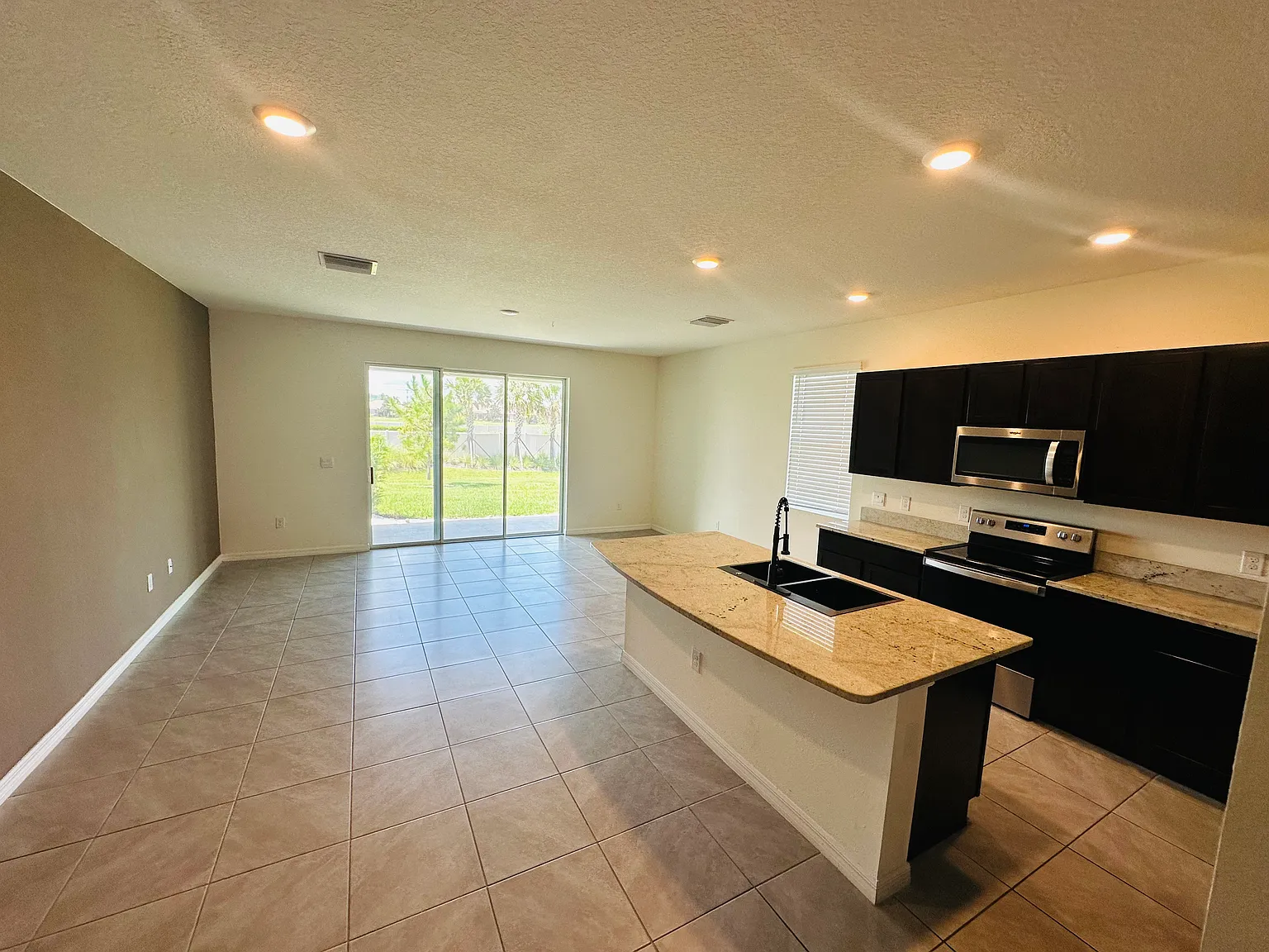 3 bed, 2.5 bath, 1758 sqft, $2,400 — Photo 4