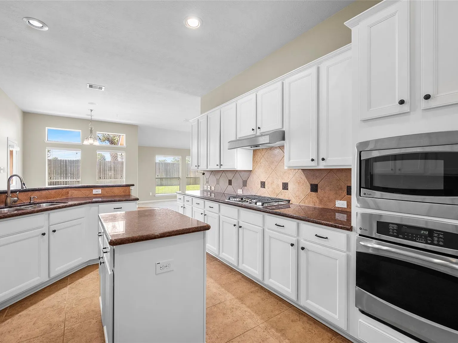4 bed, 3.0 bath, 3133 sqft, $2,999 — Photo 3