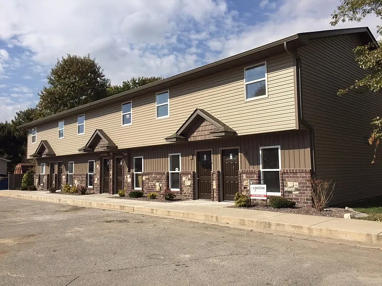 423 Meadow Dr — Photo 1