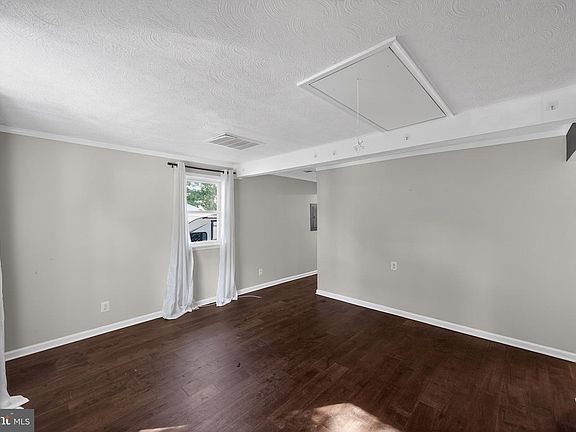 4th image of 3670 5th Ave