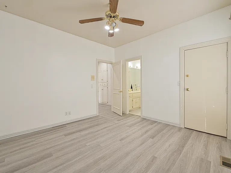 2424 Ashebury Way — Photo 44