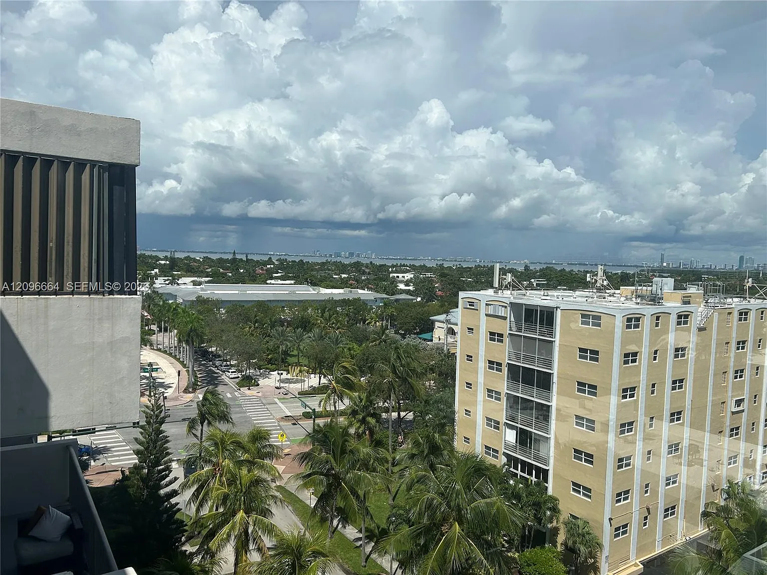 Key Bisc Ambassador Condo — Photo 2