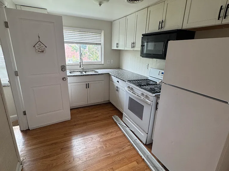 4670 Roemer St — Photo 2