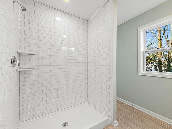 4th image of 56 York Ave