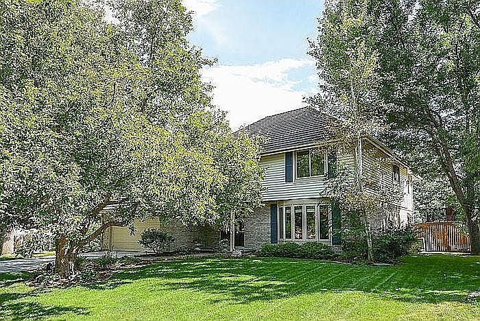 Wonderful outdoor living space. Covered flagstone patio with built-in gas grill 