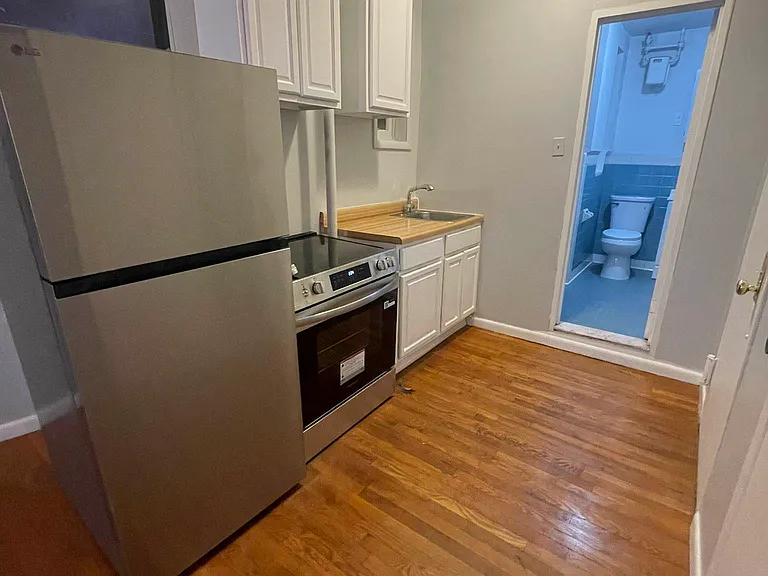 218 E 27th St #7 — Photo 2