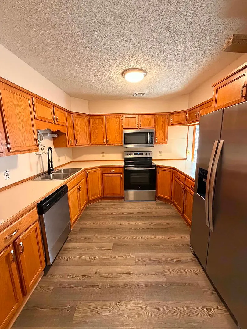 Spacious 3 bedroom / 2 bathroom house in Carthage MO with Storage Garage — Photo 4