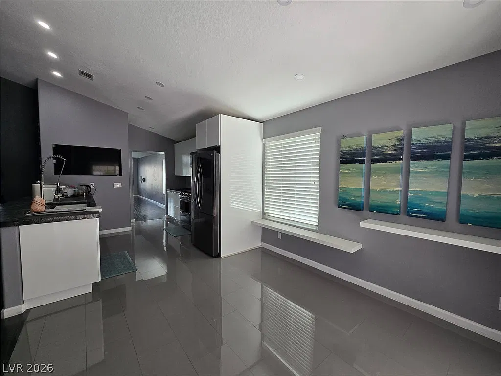 3 bed, 2.0 bath, 2038 sqft, $3,000 — Photo 4