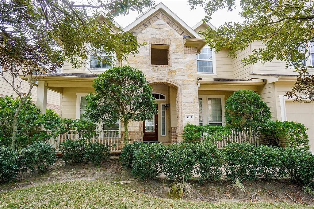 5 bed, 3.5 bath, 3349 sqft, $3,200 — Photo 1