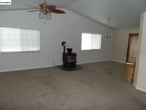 3rd image of 925 Pearl Cir