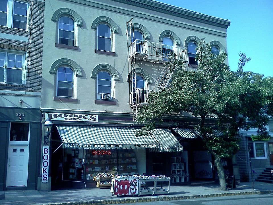 Front entrance to the building off of Glenridge Ave