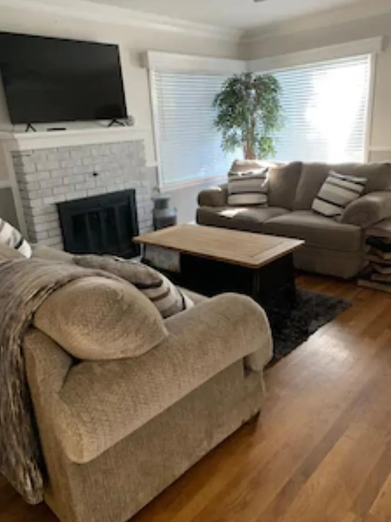 5 bed, 2290 sqft, $5,900 — Photo 1