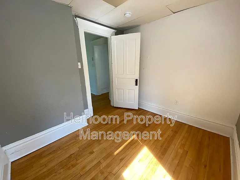 922 E 5th St — Photo 9