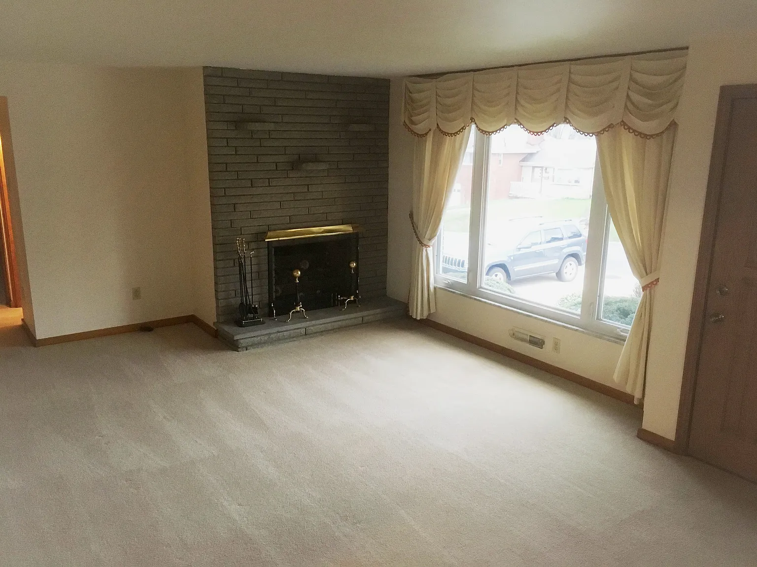 327 Forest Dr — Photo 2