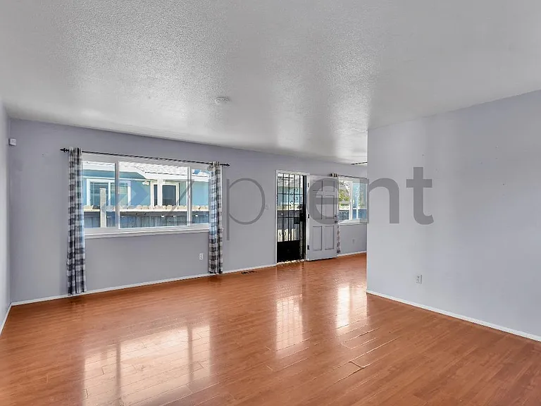 2121 Esmond Ave — Photo 6