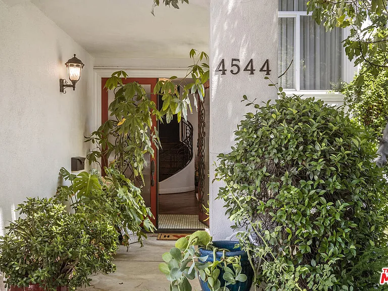 4544 Tobias Ave — Photo 17