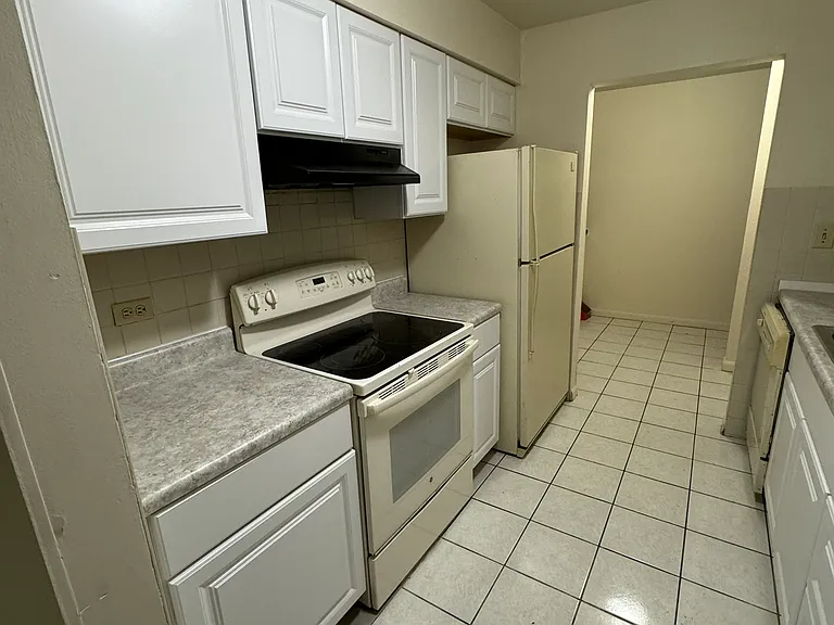 1702 W Victoria Dr #103 — Photo 3