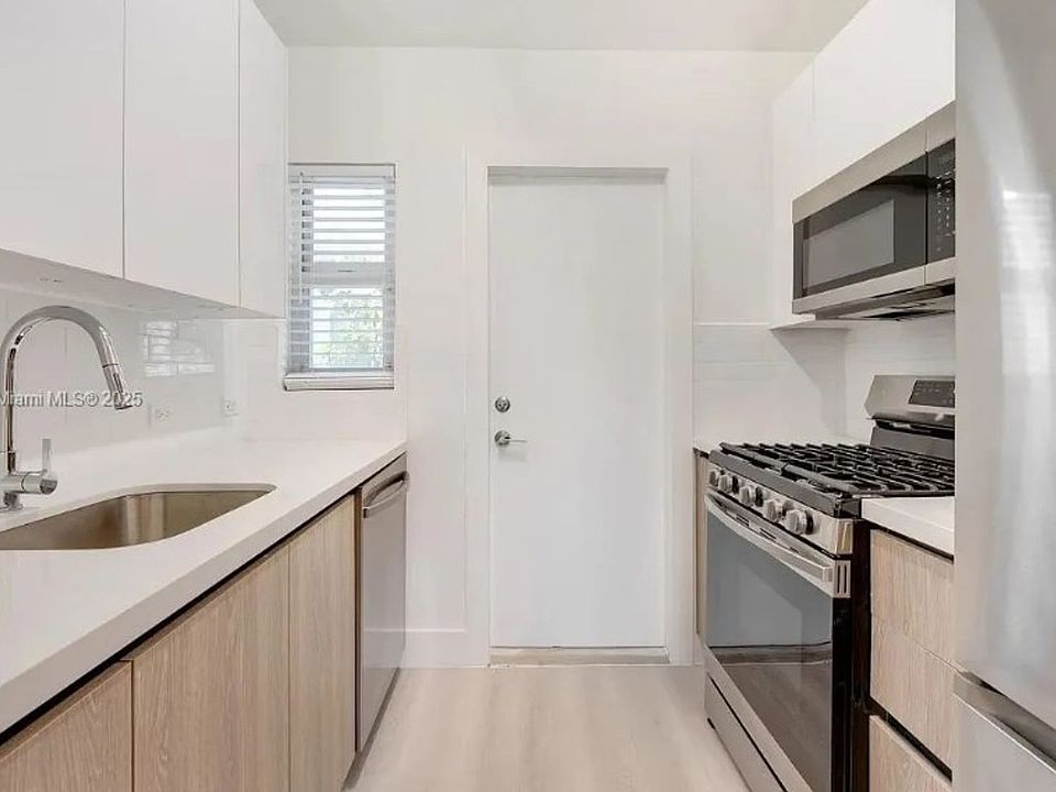 1st image of 1038 11th St APT 3