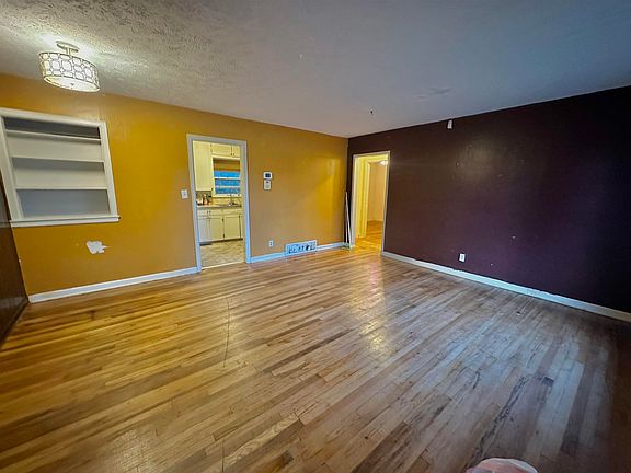 3rd image of 1158 N Crestway St
