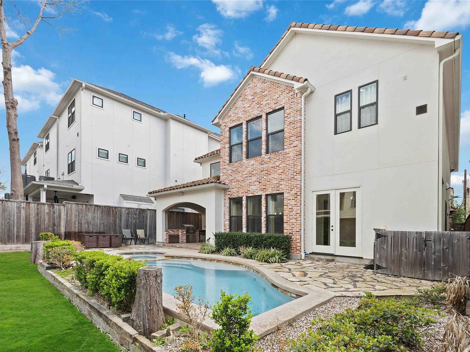 4 bed, 5.0 bath, 4398 sqft, $8,950 — Photo 2