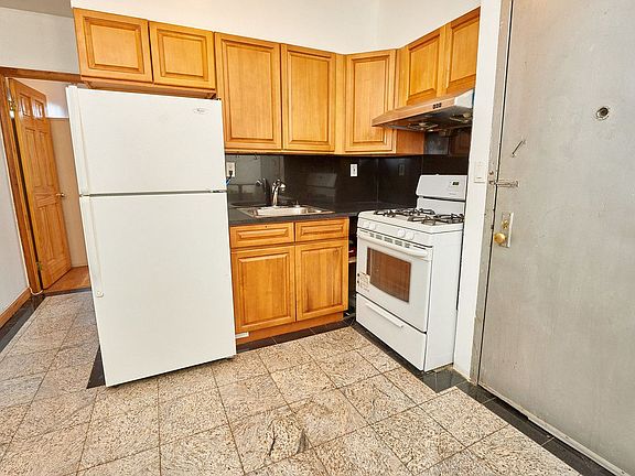 3rd image of 70 Forsyth St APT 13