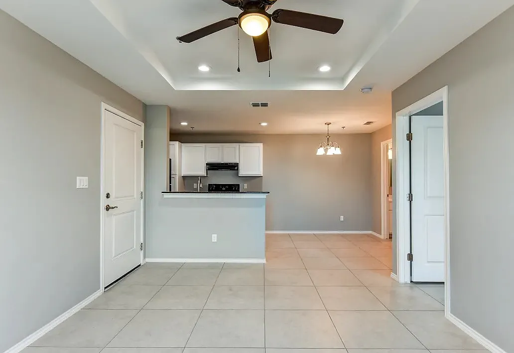 Mercedes Place Apartments - 806 — Photo 2