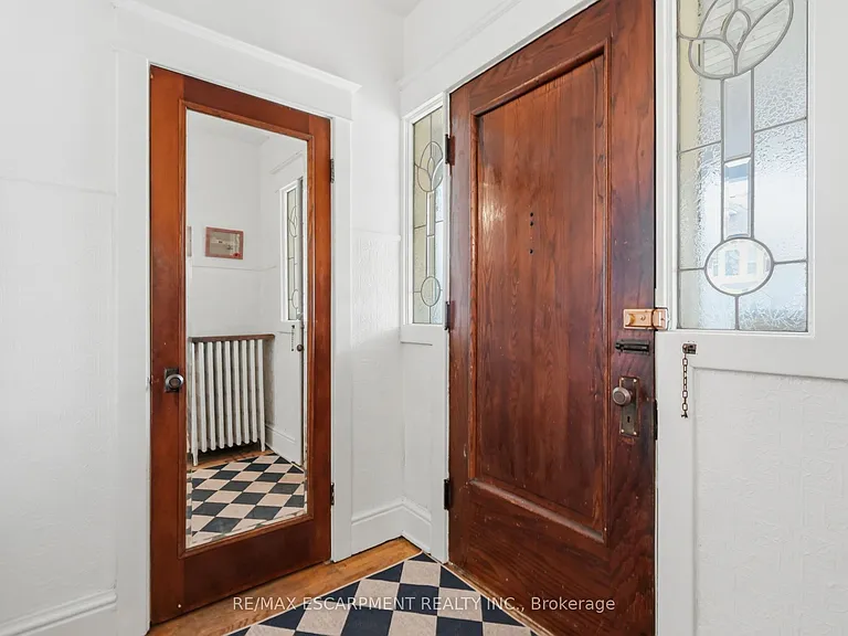 37 Connaught Ave S — Photo 5