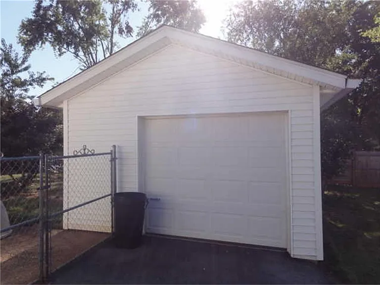 1706 Kirby Dr — Photo 3