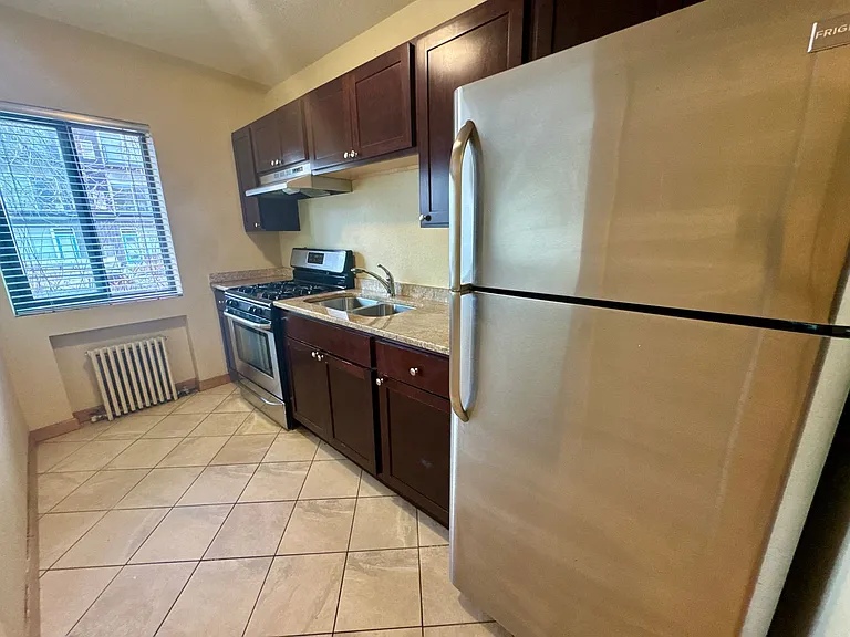 Poplar Apartments — Photo 10