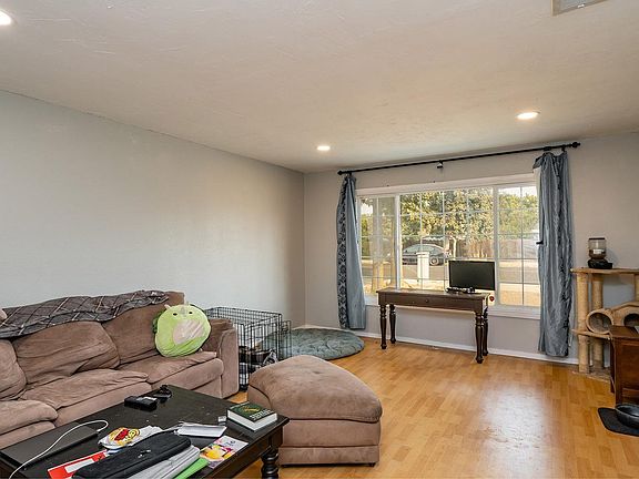 5th image of 387 W Magnolia Ave