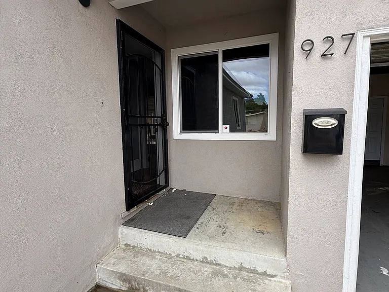 927 University Ave — Photo 2