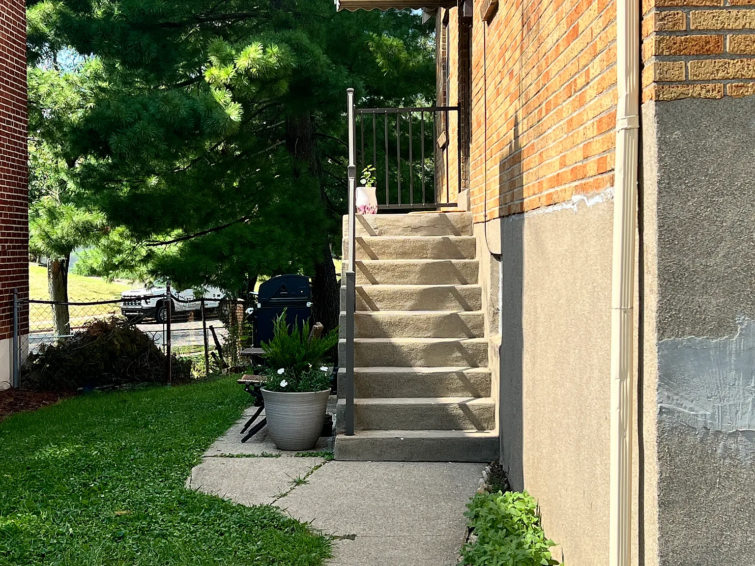 2 bed, 900 sqft, $1,300 — Photo 2