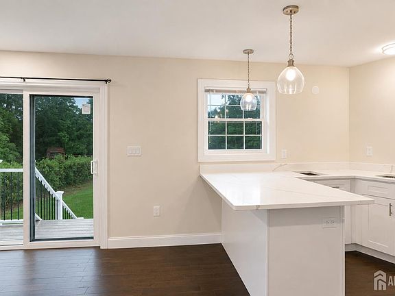 3rd image of 7 Maple St