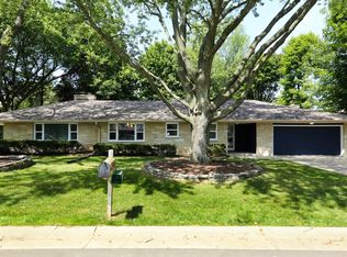 204 W Mall Rd, Glendale, WI 53217