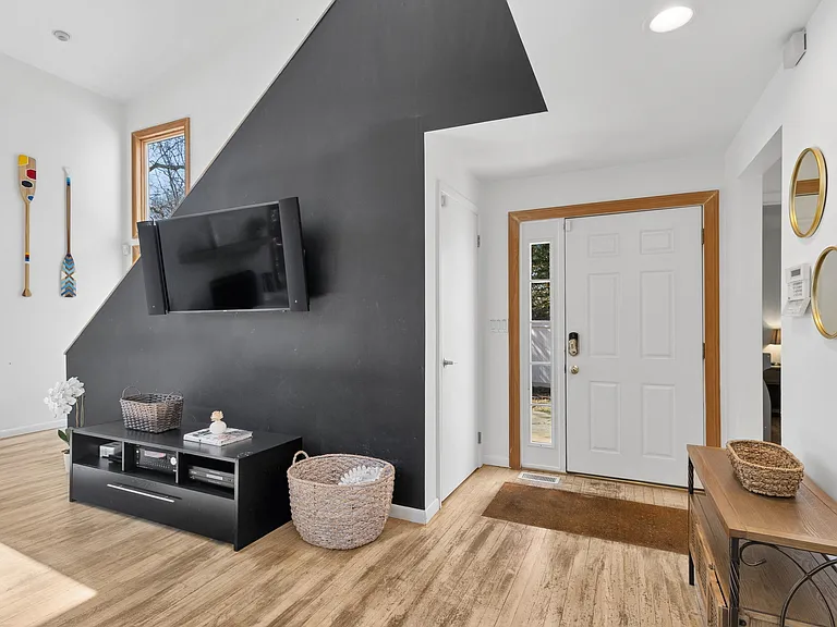 27 Montauk Ave — Photo 4