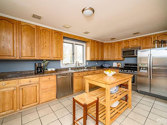 5th image of 161 Lilac St