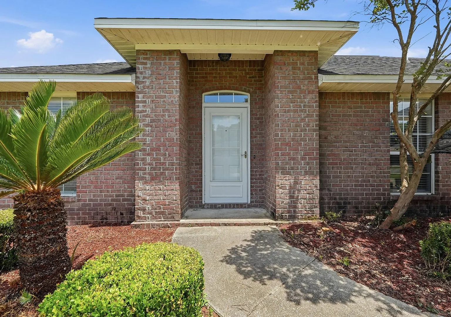 All Brick 4 Bedroom in Crestview! — Photo 2