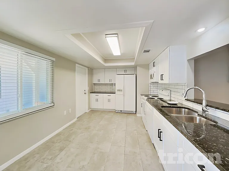 4442 Sandhurst Dr — Photo 5