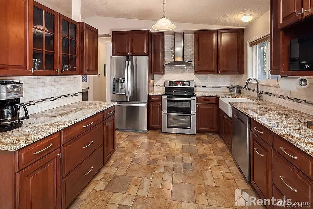 3 bed, 1050 sqft, $3,500 — Photo 3