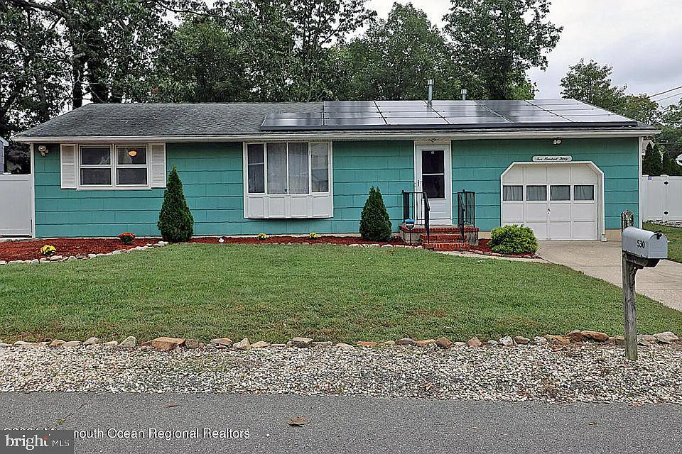 530 Devon St photo 1