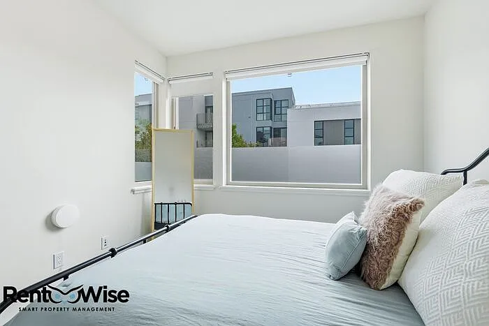 594 Hudson Ave — Photo 24
