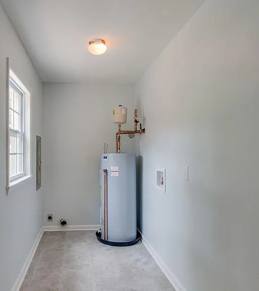 558 Roosevelt Ave — Photo 14