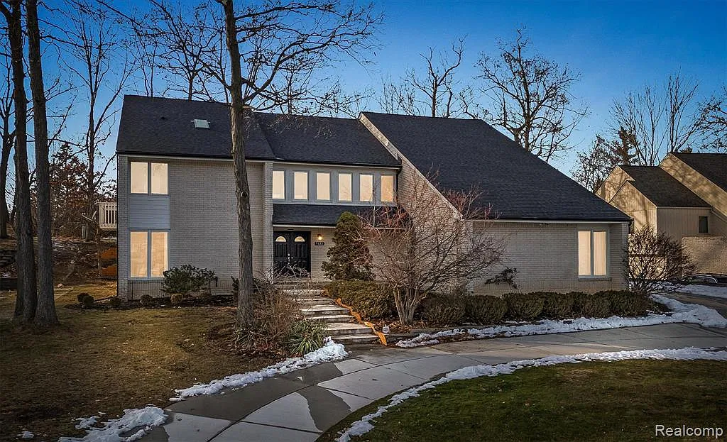 4 bed, 4.5 bath, 6426 sqft, $5,000 — Photo 3