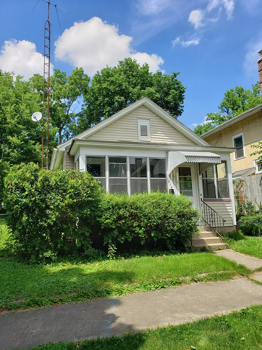 514 E Market St photo 1