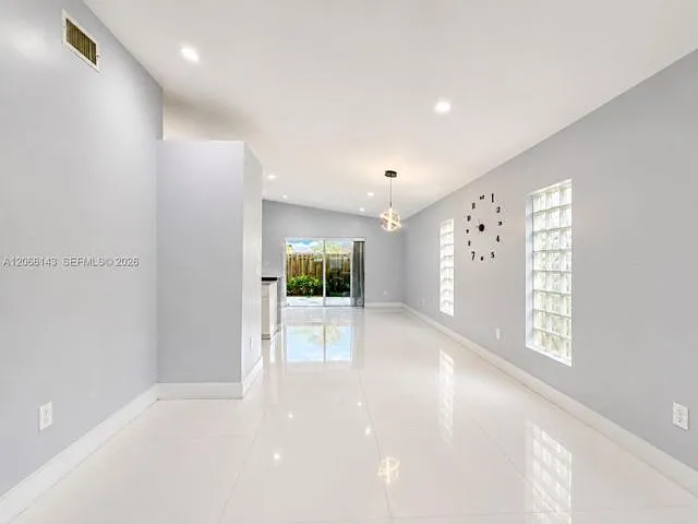 3 bed, 2.0 bath, 1489 sqft, $3,000 — Photo 2