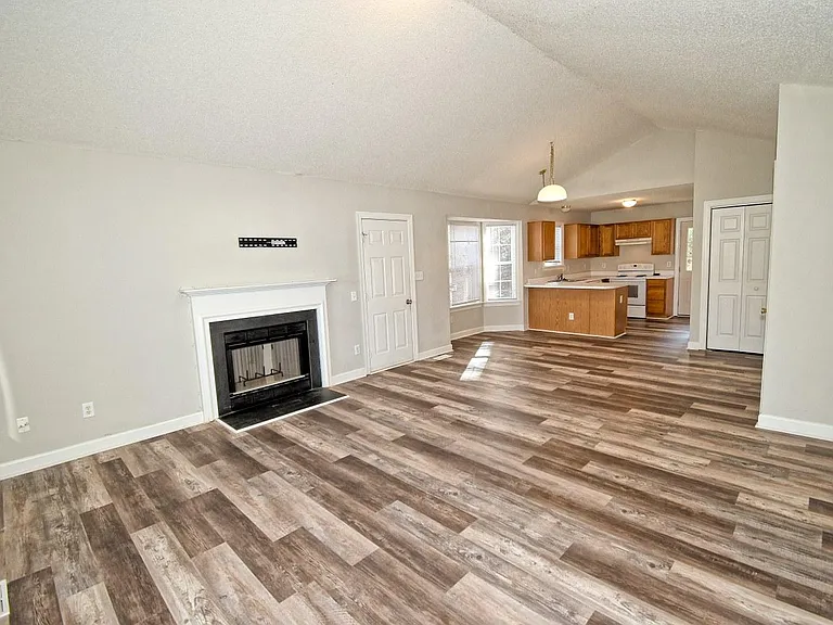 239 Tillamook Dr — Photo 3
