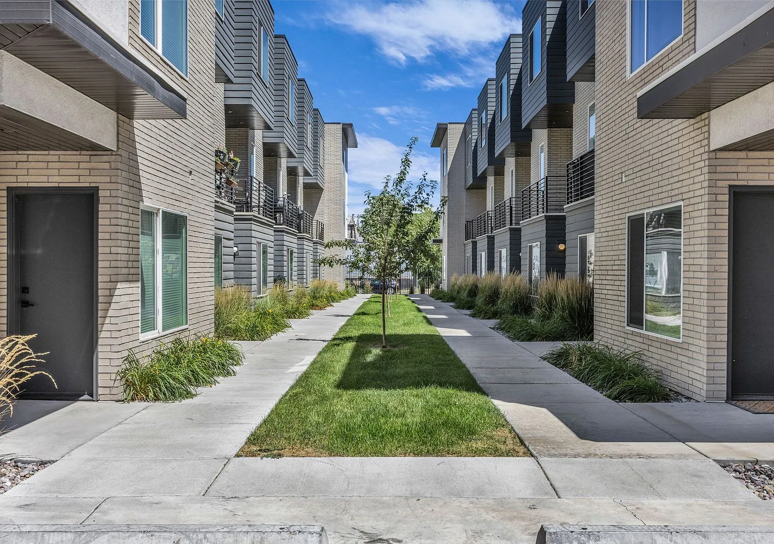 3 Bedroom 2.5 Bath Townhome in Salt Lake City! — Photo 3